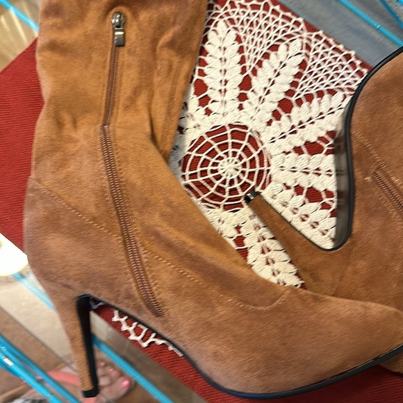 NWT over the knee high boot with zip side. Size 40 or 9 - Picture 9 of 9